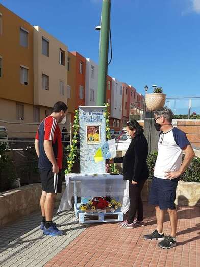 Tres personas, ante el altar en memoria de Paco Bello (Foto TA)